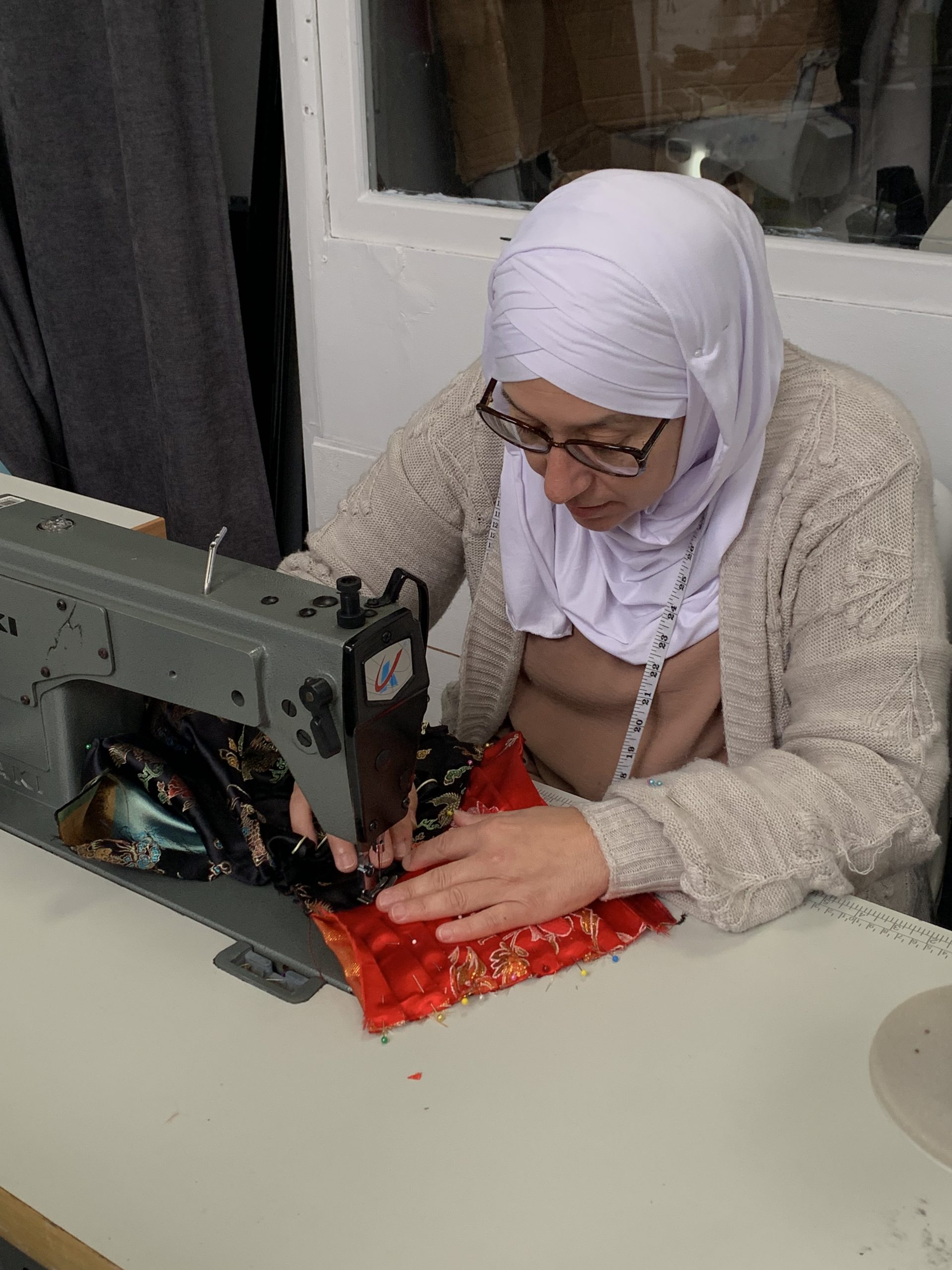 pamela-couturiere-atelier-creationsbypam Pamela en train de coudre dans son atelier de couture à Villeneuve d'Ascq, spécialisée en upcycling textile et retouche